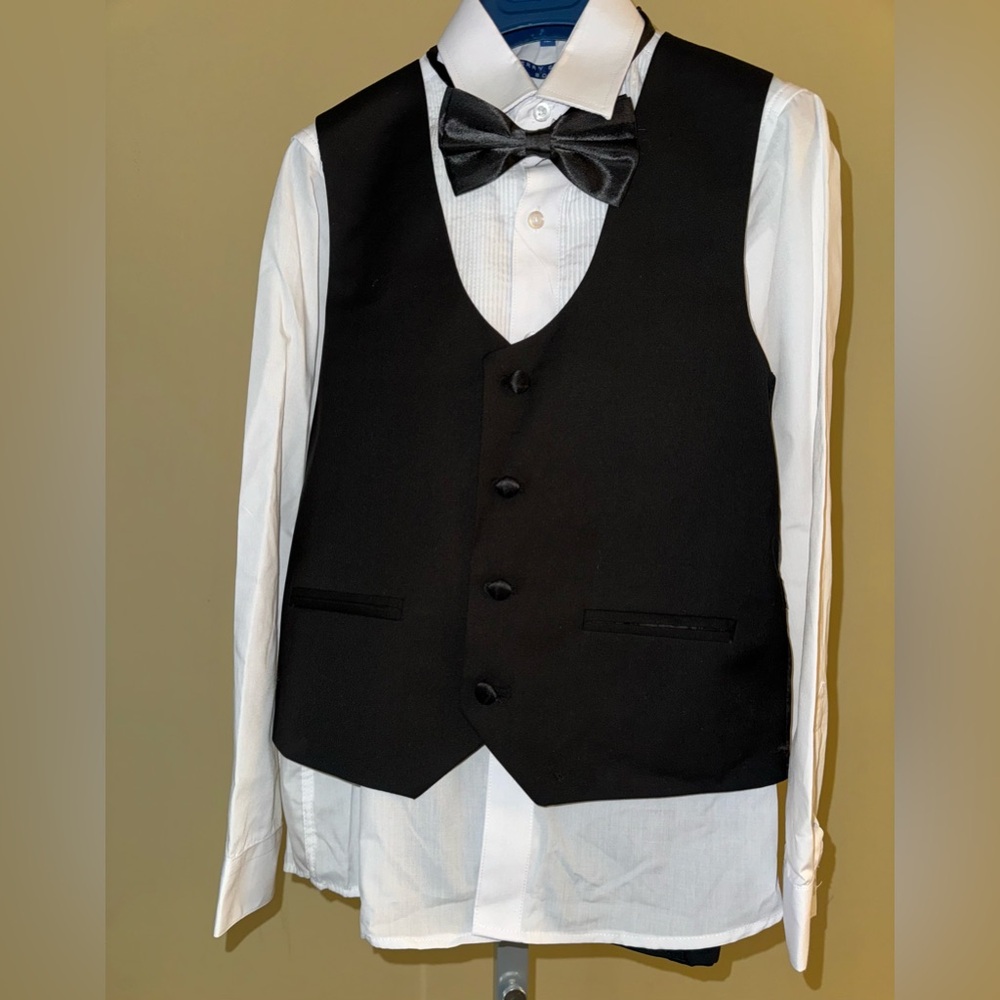 Perry Ellis
Big Boy's 5-Piece Slim Fit Shawl Tuxedo Set Size 12 NWT - Picture 5 of 6